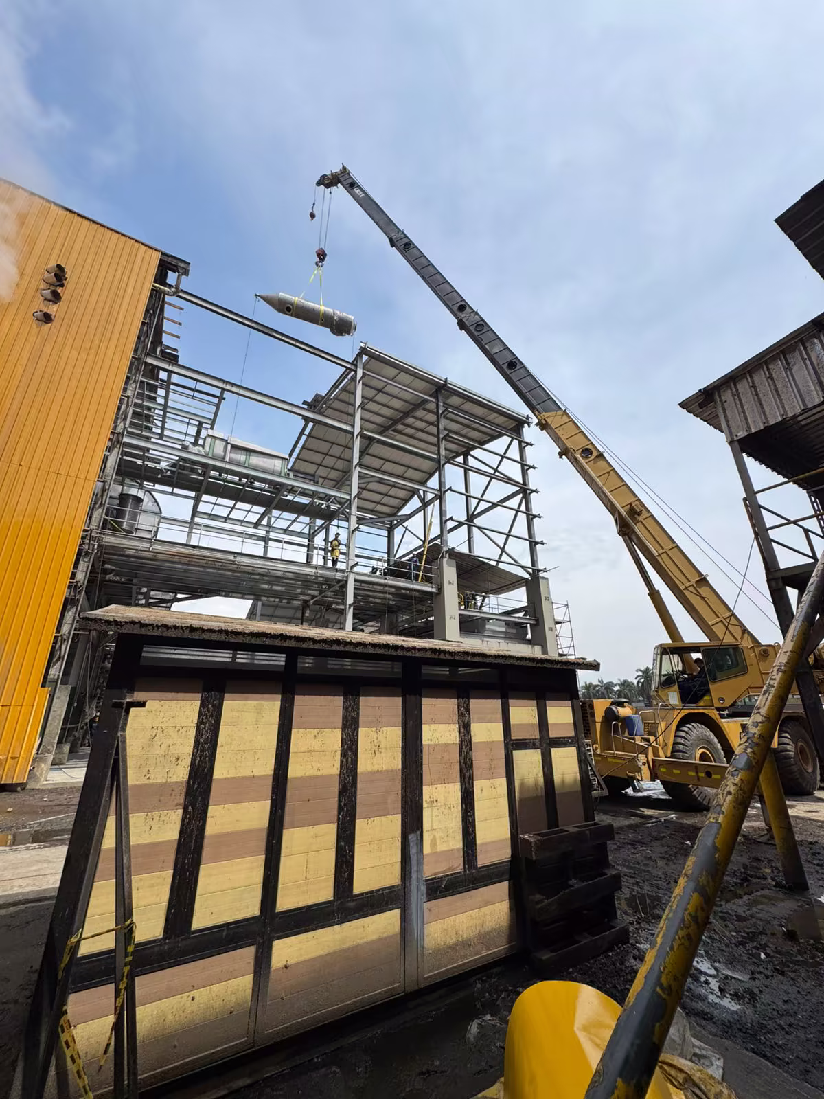 Equipo CIMA realizando izaje especializado en planta industrial